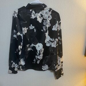 NWT Worthington Black and White Floral Button-Up Blouse